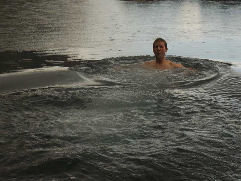 Mann badet in kaltem Wasser