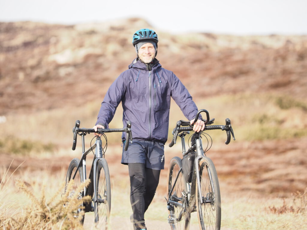 Personal Trainer mit Rennrad und Gravelbike